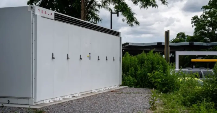 The commercial market isn’t ignoring energy storage, but it will take the efforts of policymakers, contractors and manufacturers to push battery adoption further.