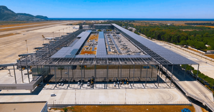 Dalaman Airport has unveiled the world’s largest solar roof, setting a new standard for renewable energy use in aviation.