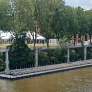 Transported 900 metres along the Seine, a 78 kW temporary photovoltaic power plant has docked at the Athletes’ Village