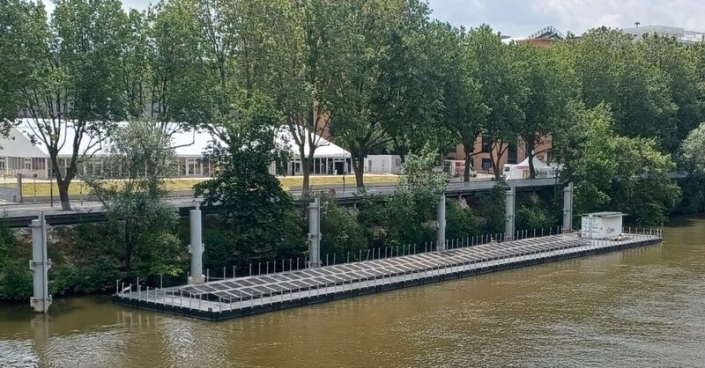 Transported 900 metres along the Seine, a 78 kW temporary photovoltaic power plant has docked at the Athletes’ Village